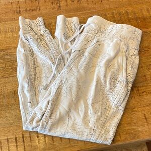 Lululemon Warm Down Jogger *7/8 Length
Thread Dye White Black